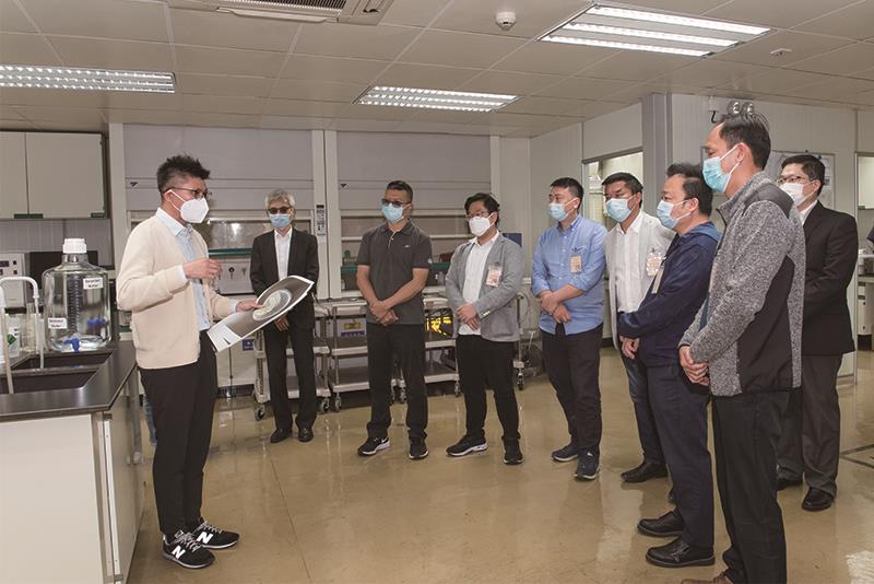 Islands DC members visited the laboratory of Siu Ho Wan Water Treatment Works.  They were briefed on the process of water quality monitoring procedures.
