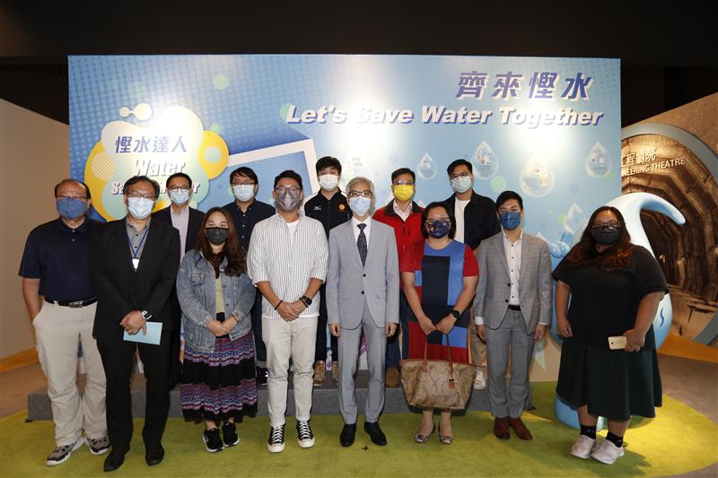 The Director of Water Supplies LO Kwok-wah, Kelvin and WSD staff pictured with the then Chairman of KCDC SIU Leong-sing and the KCDC members.