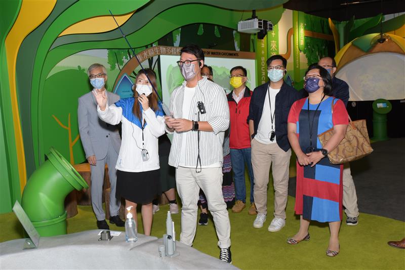 九龍城區議會議員試玩一系列的互動展品及遊戲，例如：模擬於水塘釣魚等。