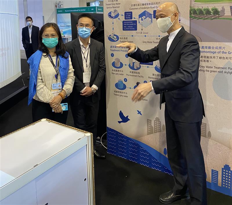 Miss PANG Oi Ling, Irene, Assistant Director/New Works of the Water Supplies Department (WSD) welcomed Mr. WONG Kam Sing, Secretary for the Environment, to visit the exhibition booth of WSD in Eco Expo Asia 2021.