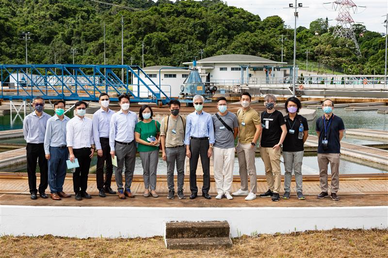 Director of Water Supplies LO Kwok-wah, Kelvin and WSD staff pictured with the Vice-Chairman of STDC SIN Cheuk-nam and STDC members.