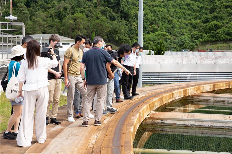 水务署职员向沙田区议会议员讲解滤水池的运作。