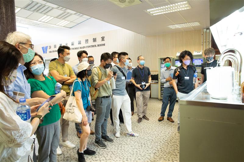 Sha Tin DC members visited the main control room of the Sha Tin Water Treatment Works. They were briefed on the monitoring system of operation of the Water Treatment Works.