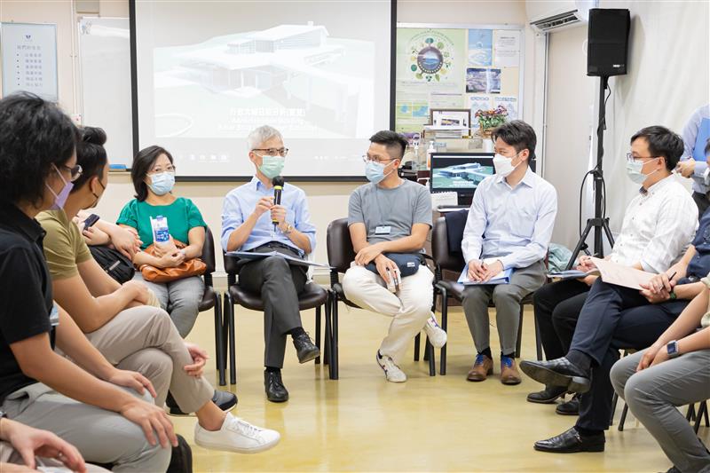 Director of Water Supplies LO Kwok-wah, Kelvin and WSD staff discussed the water supply services in Sha Tin District with the STDC members.