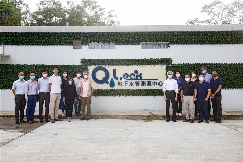 The Director of Water Supplies LO Kwok-wah, Kelvin and WSD staff pictured with the Chairman of K&amp;TDC Ms LO Yuen-ting and the K&amp;TDC members.