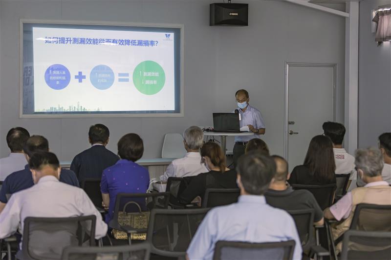水務署職員向葵青區議會議員簡介「Q-Leak」的設施及運作。