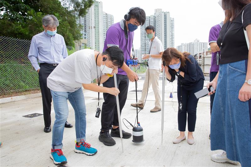 葵青区议会议员尝试操作渗漏检测仪器。