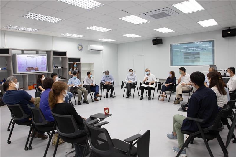 The Director of Water Supplies LO Kwok-wah, Kelvin and WSD staff discussed the water supply services in Kwai Tsing District with the K&amp;TDC members.