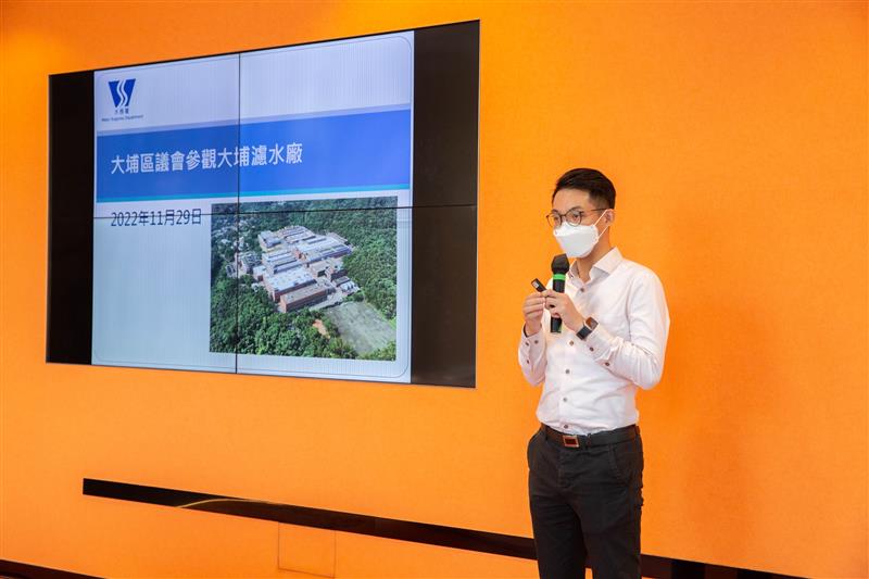 WSD staff introduced the operation of the Tai Po Water Treatment Works to the TPDC members.