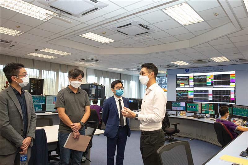 TPDC members visited the main control room of the Tai Po Water Treatment Works. They were briefed on the monitoring system of operation of the Water Treatment Works.