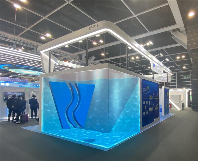 展位前的巨型屏幕播放3D效果动画，水务署署徽于水池中自由浮动。