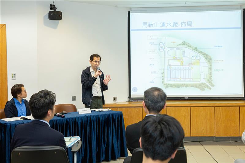 WSD staff introduced the operation of the Ma On Shan Water Treatment Works and water quality monitoring procedures to the SKDC members.