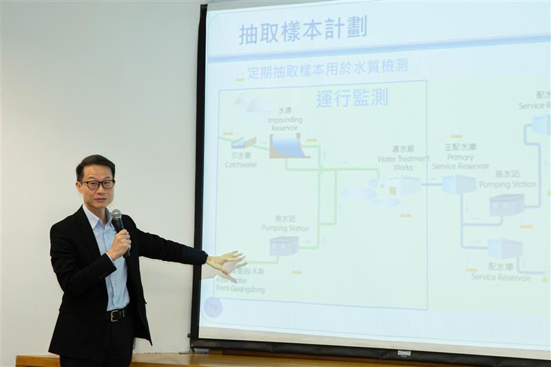 水務署署長邱國鼎回應西貢區議會議員對水質監測的提問。