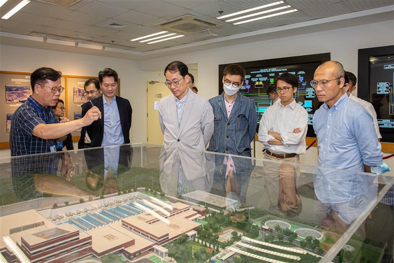 水務署職員向西貢區議會議員以模型簡介馬鞍山濾水廠的設施。