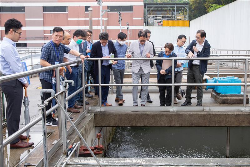 水務署職員向西貢區議會議員講解混凝池的運作。