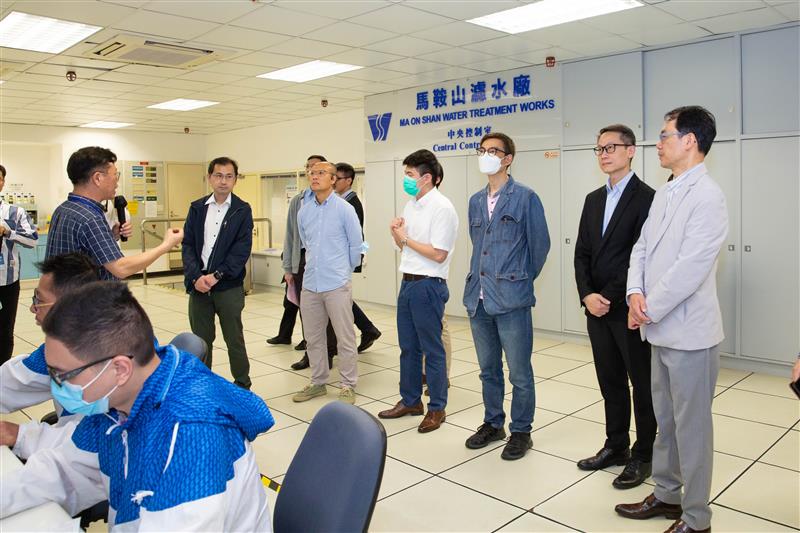 西贡区议会议员参观马鞍山滤水厂的总控制室，并了解滤水厂运作的监控系统。