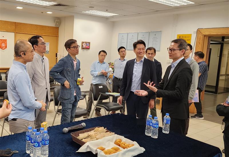 The Director of Water Supplies YAU Kwok-ting, Tony exchanged opinions the water supply services in Sai Kung District with the SKDC members.