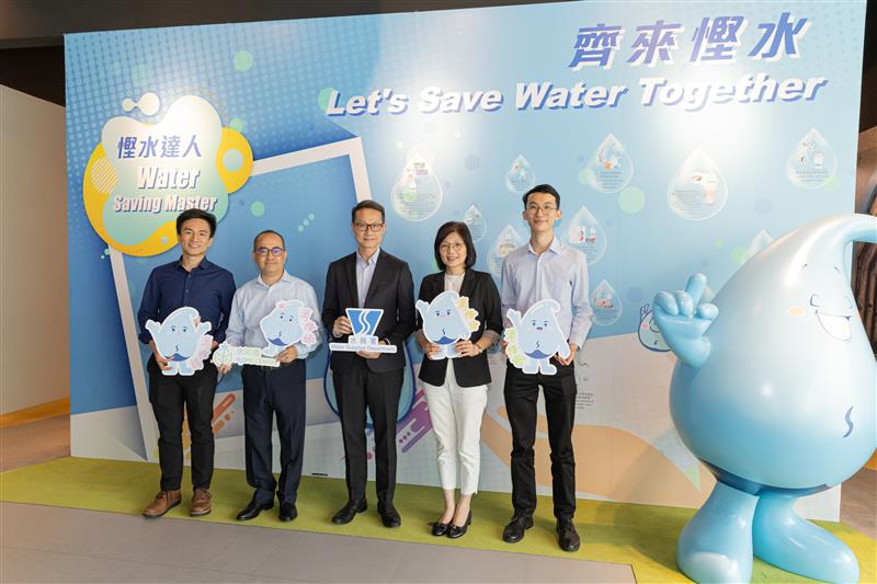 The Director of Water Supplies Yau Kwok-ting, Tony and WSD staff pictured with the EDC member and HAD staff.