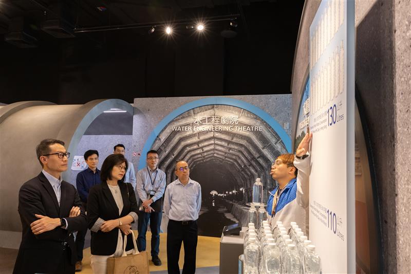 WSD staff explained the global and Hong Kong’s average water consumption per capita to the EDC member.