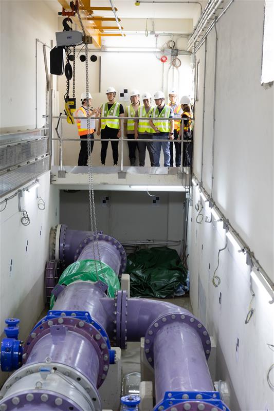 At the pipe gallery, WSD staff explained to the NDC members the intake of treated effluent to chlorine contact tank of Shek Wu Hui Water Reclamation Plant.