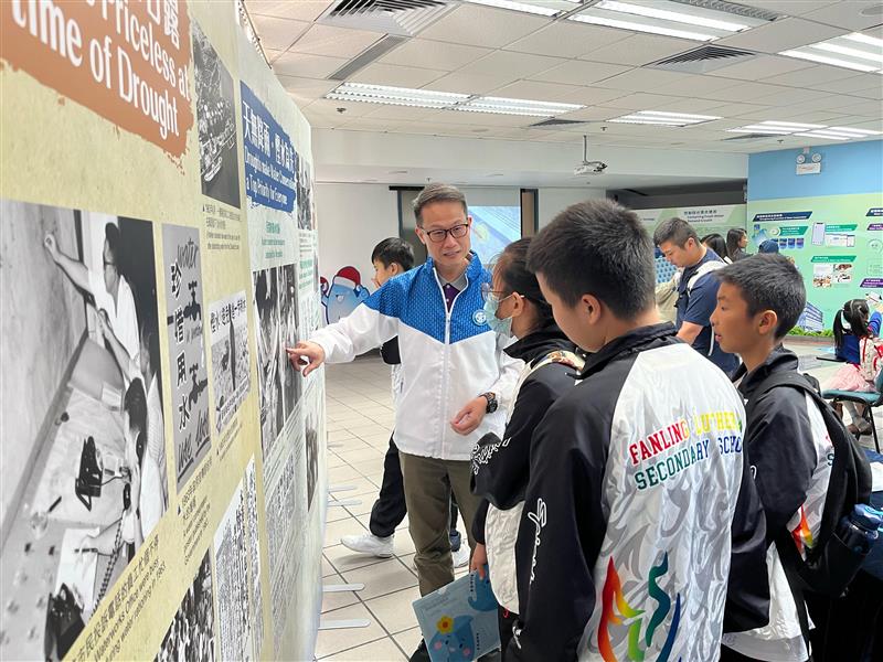水务署署长邱国鼎亲自为学生讲解「东江水供港」展览的珍贵历史相片。
