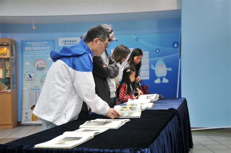 开放日内展出多本有关香港水务发展的珍贵书籍，水务署副署长黄国辉向市民讲解书籍内容。