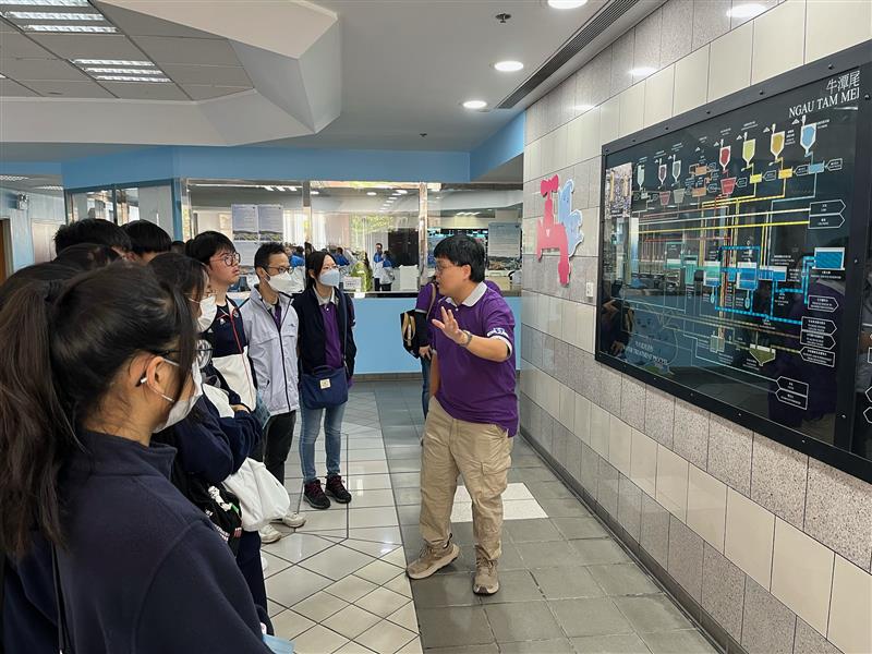 Students joined the guided tour and learned about the scientific knowledge related to water treatment.