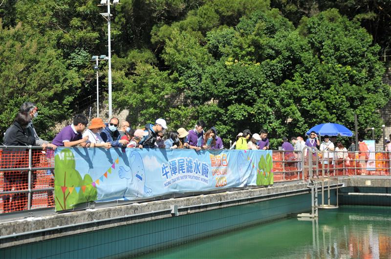 市民實地參觀沉澱池，認識香港先進食水處理程序。