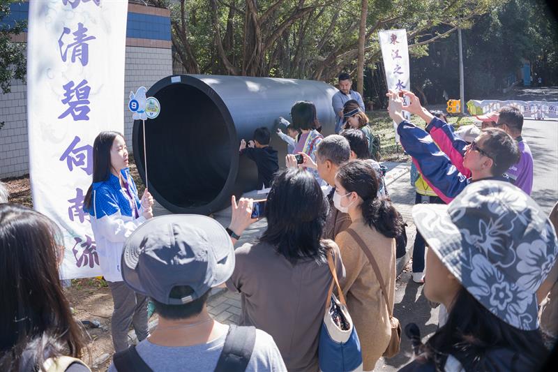 現場展示一段東江水水管改善工程使用的大直徑喉管，吸引不少市民拍照留念。