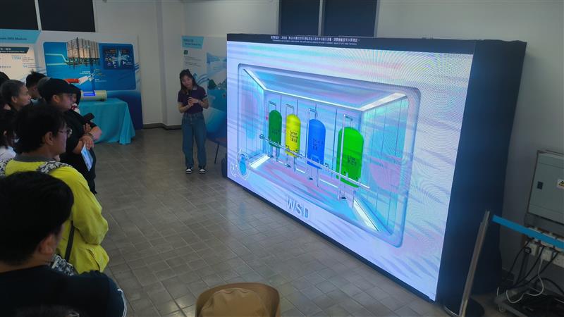 Students were watching an eye-catching 3D animation about the engineering of Tseung Kwan O Desalination Plant.