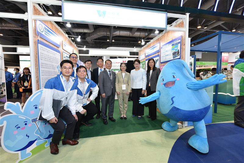 The Under Secretary for Environment and Ecology, Miss WONG Shuk-han, Diane and the Director of Environmental Protection, Dr. CHUI Ho-kwong, Samuel pictured with WSD staff.