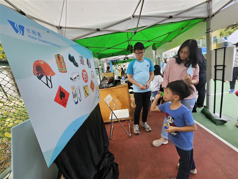 Public understand the construction site safety and health awareness through game booth.