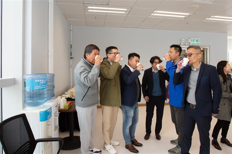 The Director of Water Supplies Wong Yan-lok, Roger and Sai Kung DC members tasted the potable water produced from the Tseung Kwan O Desalination Plant.