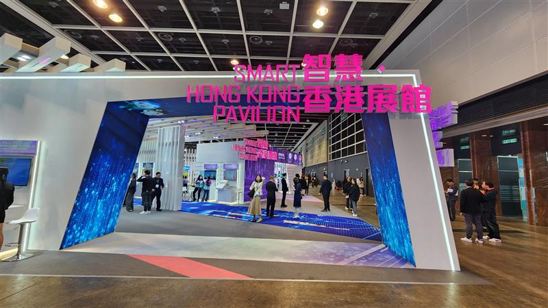 今年的「智慧香港展館」主題聚焦人工智能及數據驅動應用，並設立「智慧生活」、「智慧出行」、「智慧環境」、「智慧市民」、「智慧政府」和「智慧經濟」六大展區，展出來自20個政府部門的創新科技方案。