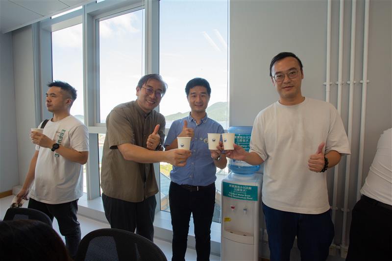 觀塘區議會議員試飲由將軍澳海水化淡廠出產的食水。