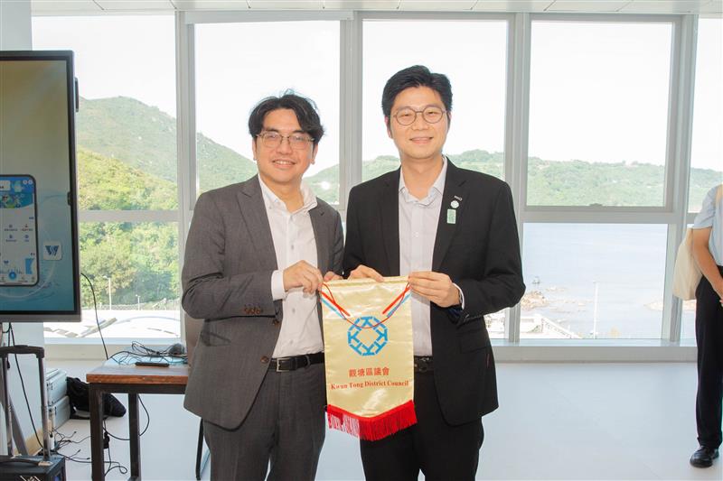 觀塘民政事務專員兼觀塘區議會主席何立基先生（右）致送紀念旗予水務署署長黃恩諾（左）。