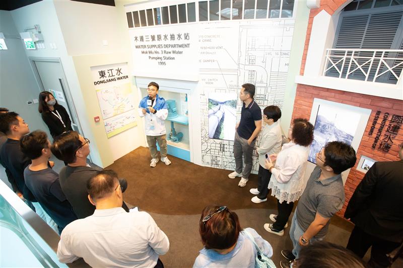 水務署職員向屯門區議會議員講解東江水供港的歷史。