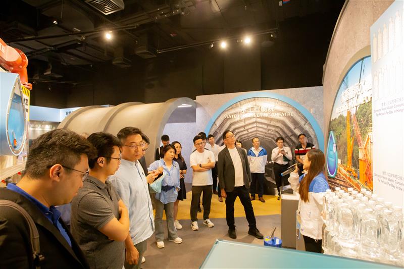 水務署職員向屯門區議會議員講解全球及香港的人均用水量。