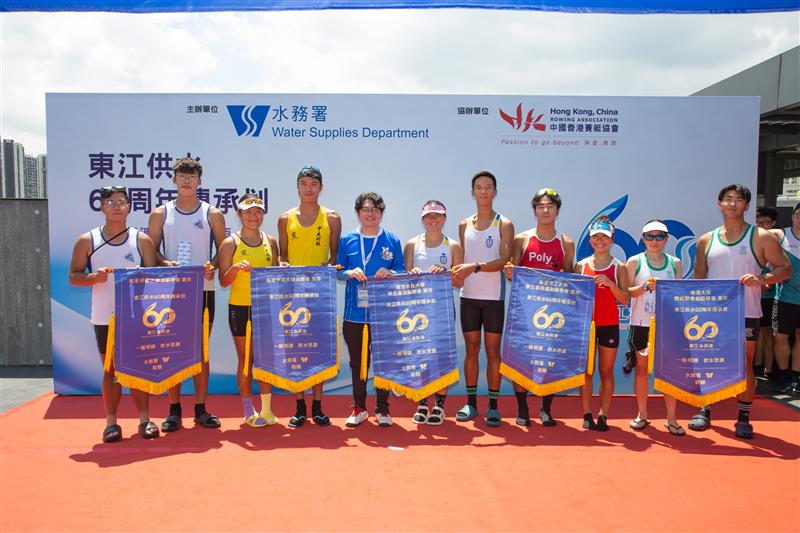 水務署署長黃恩諾致送紀念旗予大學隊伍代表。