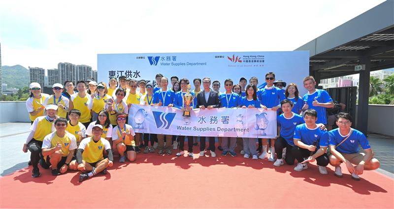 發展局常任秘書長（工務）劉俊傑在水務署署長黃恩諾陪同下頒發獎杯予傳承划全場總冠軍水務署。