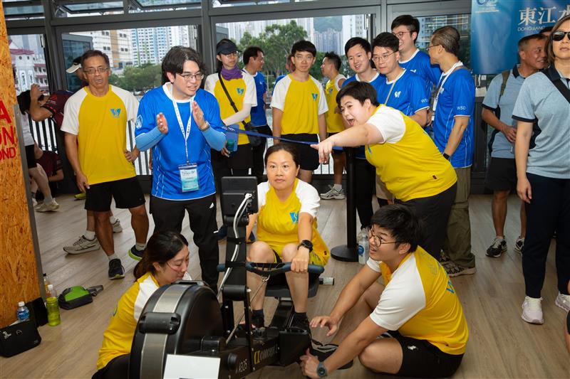 水務署署長黃恩諾為室內划艇健兒打氣。