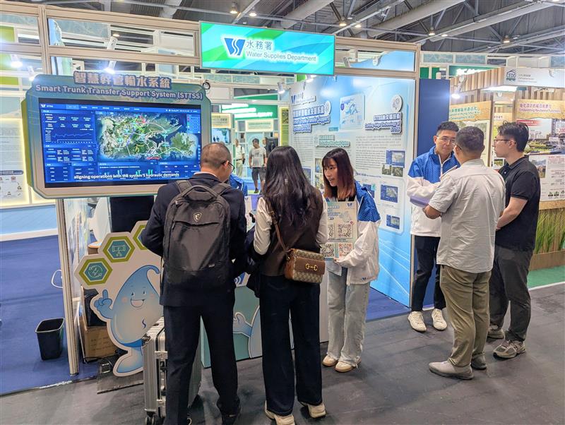 水務署職員向參觀者介紹智慧主幹管輸水支援系統的最新發展。