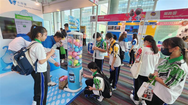 市民完成參觀後，可於扭蛋機抽獎領取精美紀念品。