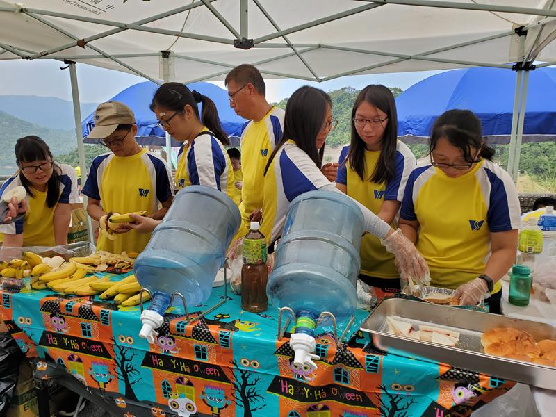 檢查站備有食物、水果及水