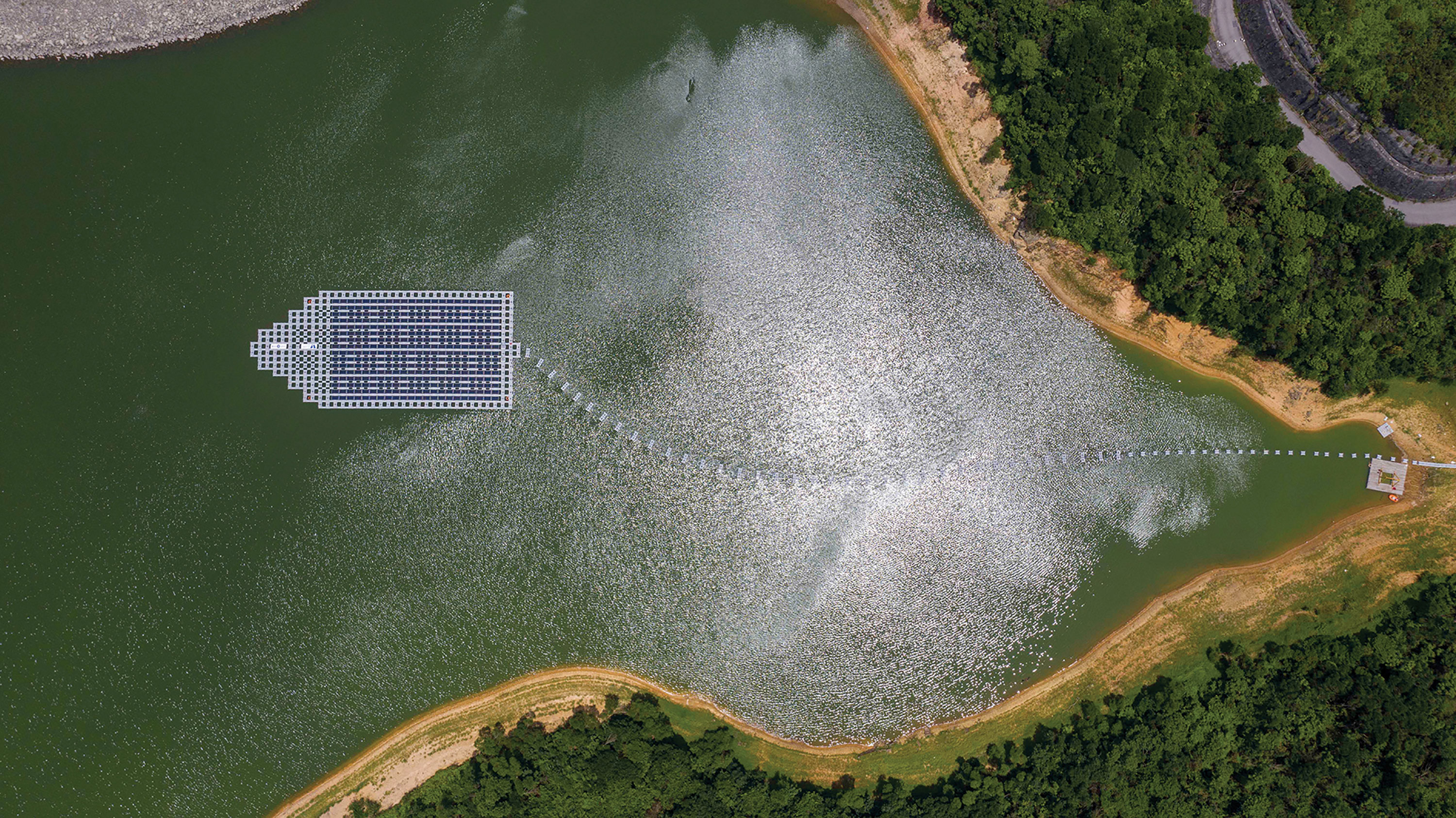 船灣淡水湖的浮動太陽能發電系統，其浮板排列如船形。