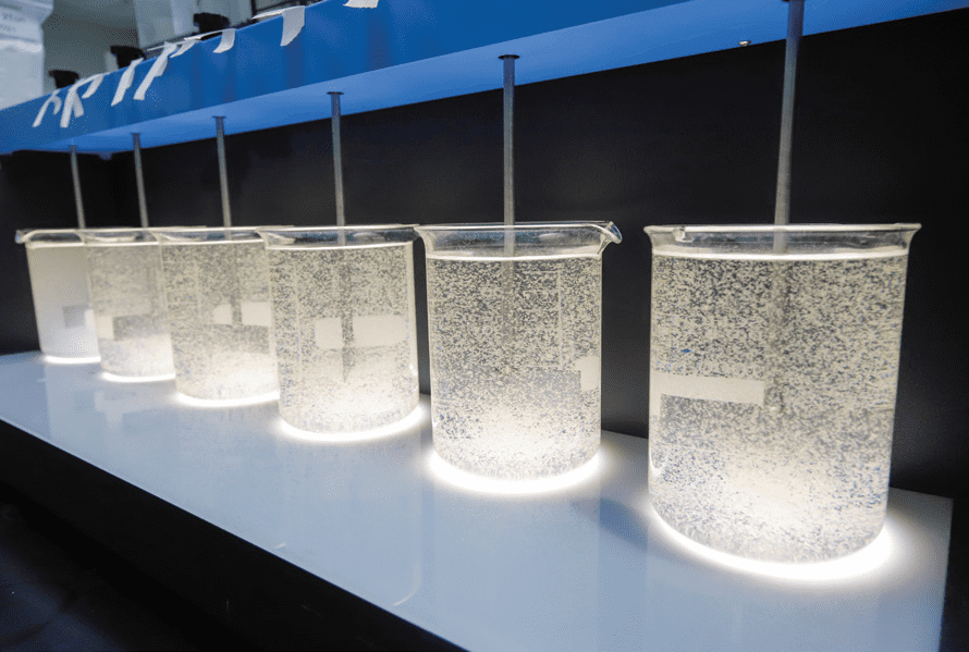 化驗師可以透過瓶杯試驗決定在原水加入的明礬劑量